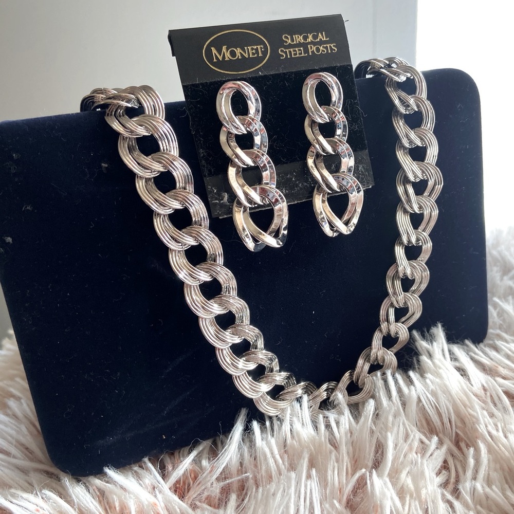 Fun, Simple and Lightweight Silver Necklace Set.
